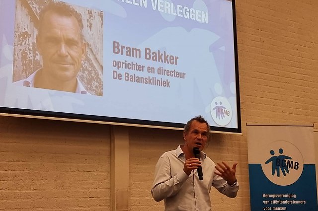 Terugblik BCMB Vakdag: samen grenzen verleggen / Op 2 november vond weer de jaarlijkse BCMB Vakdag plaats. Voor het eerst was de mogelijkheid om de vakdag online bij te wonen in plaats van fysiek. Hier bleek veel animo voor: maar liefst 178 cliëntondersteuners waren online aanwezig en 54 fysiek bij de Christelijke Hogeschool Ede.