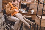Help mee met de bewegwijzering naar cliëntondersteuning / Ervoor zorgen dat iemand de juiste hulp en ondersteuning krijgt op het moment dat hij of zij het niet alleen redt. Hoe mooi klinkt dat. Toch is het niet vanzelfsprekend in iedere gemeente. En daar moet verandering in komen. Dus volksvertegenwoordigers: gebruik uw invloed!

